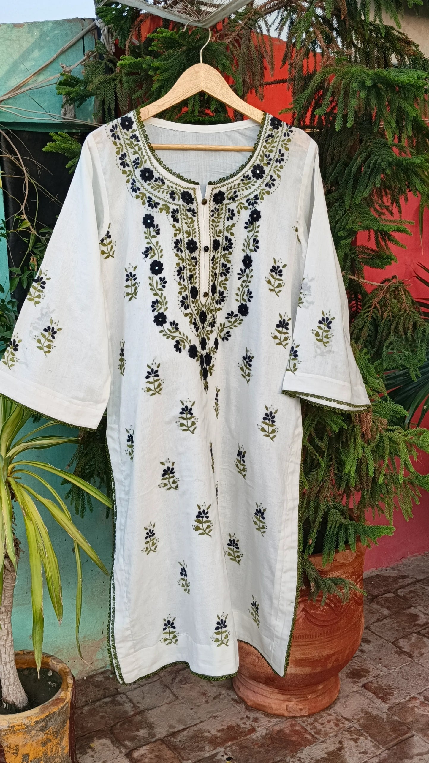 Blend 0f Pakka Tanka & Mirror Work Hand Embroidered Kurta