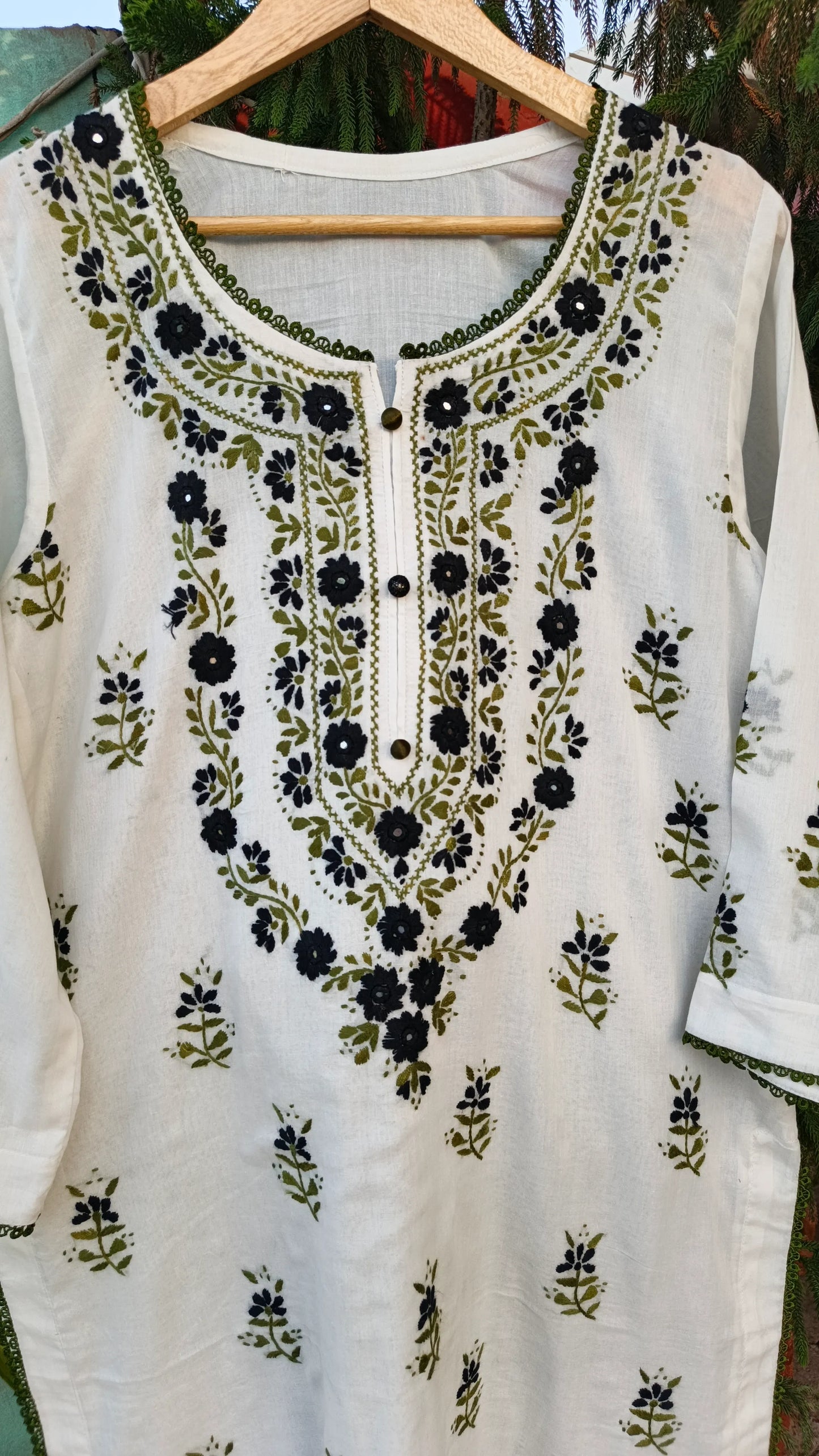 Blend 0f Pakka Tanka & Mirror Work Hand Embroidered Kurta